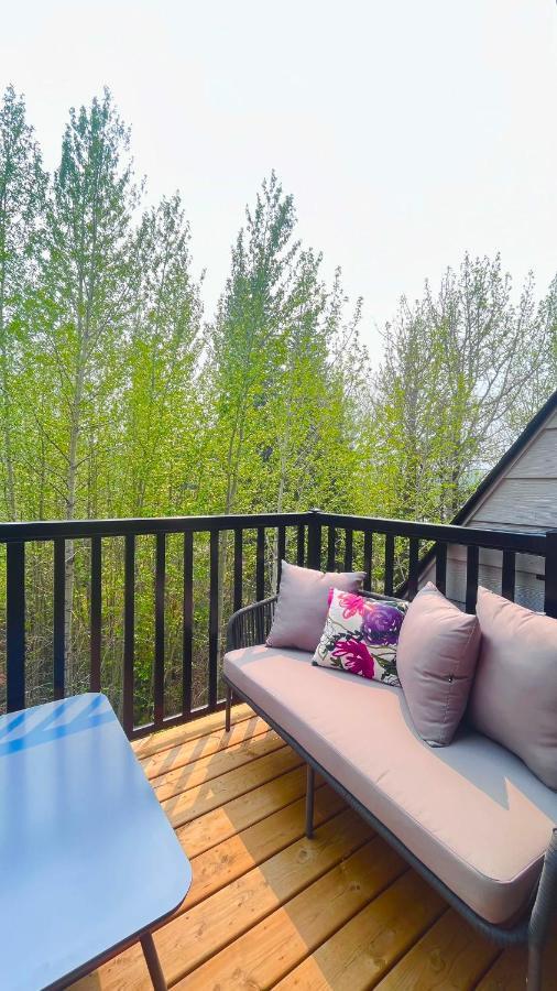 Immersed In The Scenery Of Canmore Bagian luar foto