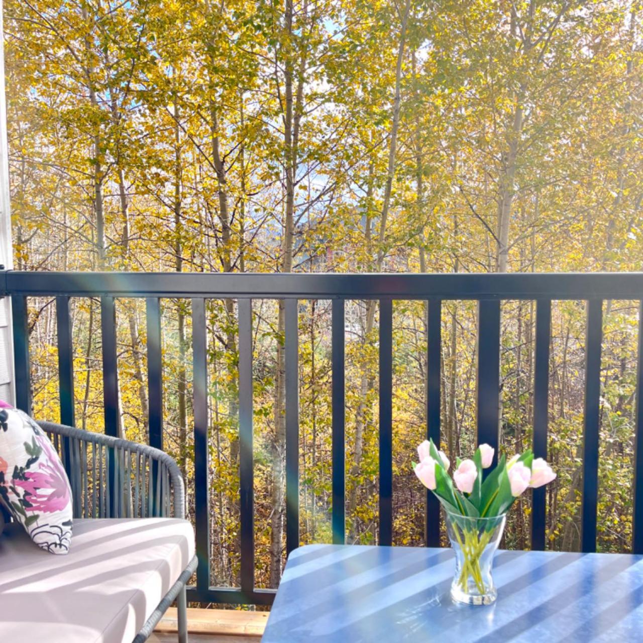 Immersed In The Scenery Of Canmore Bagian luar foto
